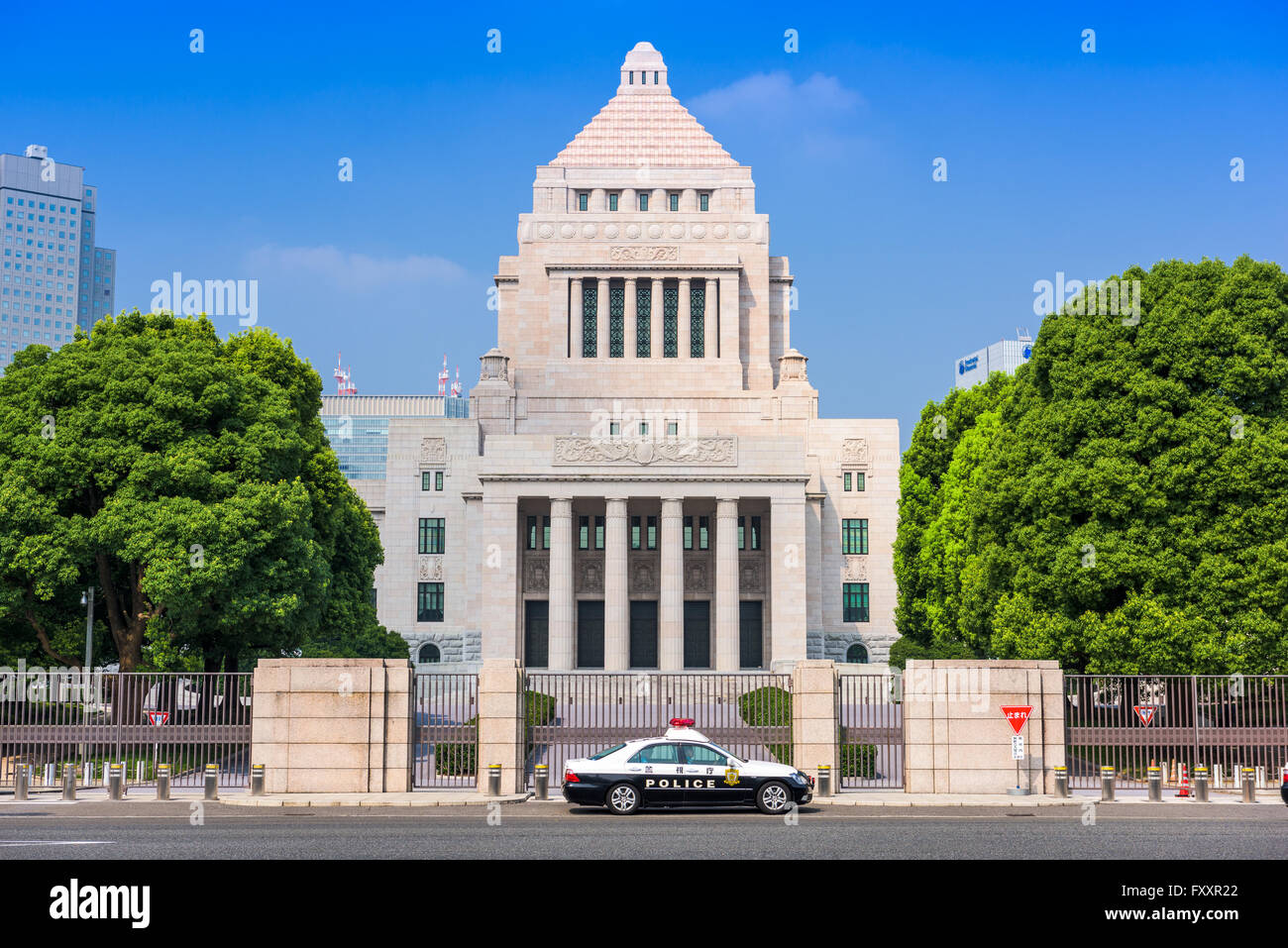 TOKYO, JAPON - 31 juillet 2015 : un policier crusier ci-dessous la Diète nationale du Japon. Banque D'Images