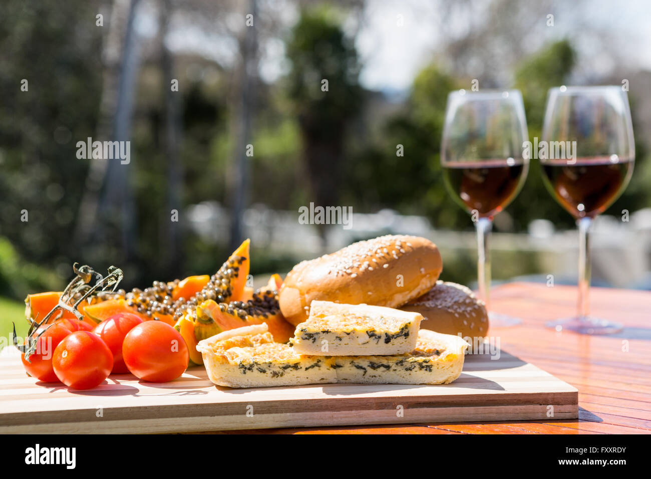 Tomate, tranche de papaye, le pain et le vin sur la table en verre Banque D'Images