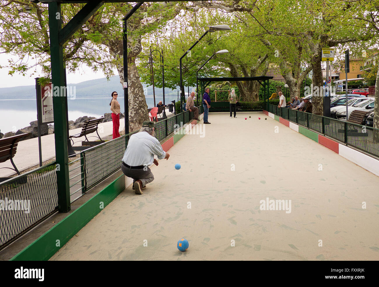 Les retraités à Bracciano jouer aux boules en Italie Banque D'Images