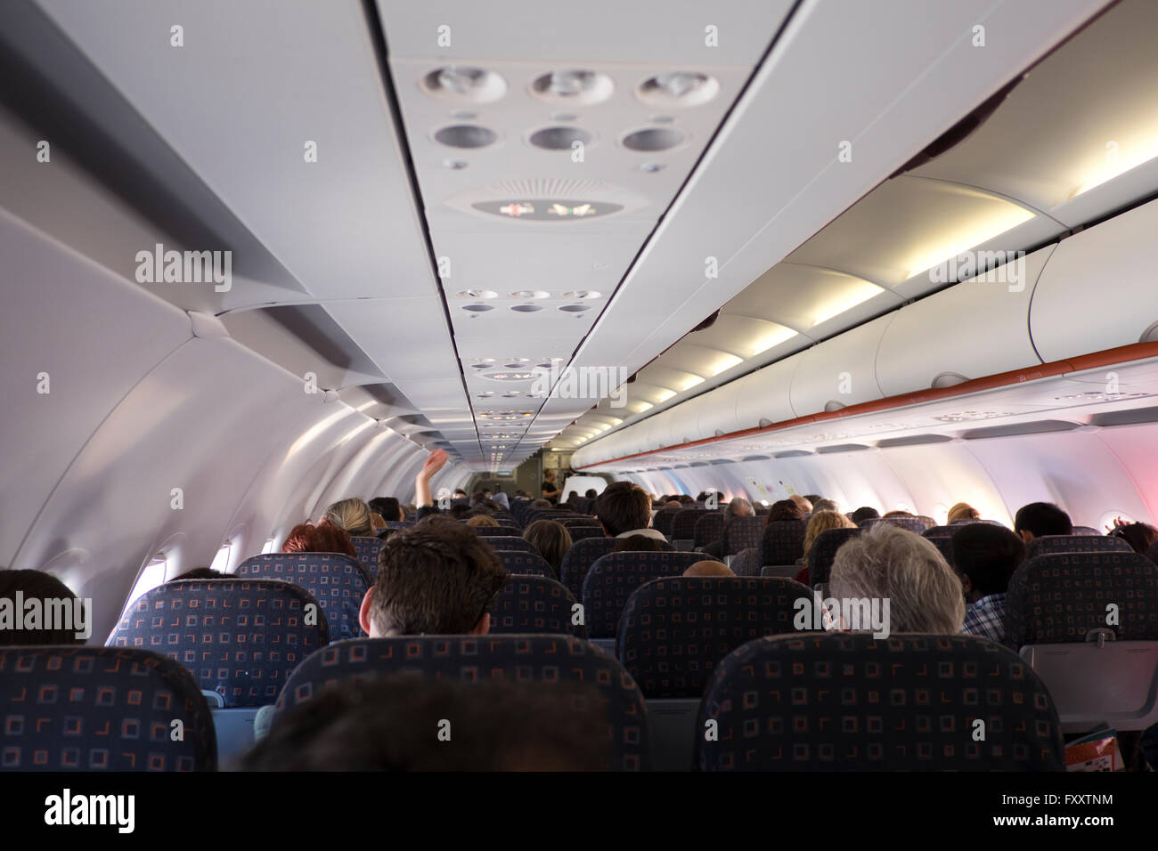 Les passagers à bord des vols d'attente de l'avion de décoller Banque D'Images