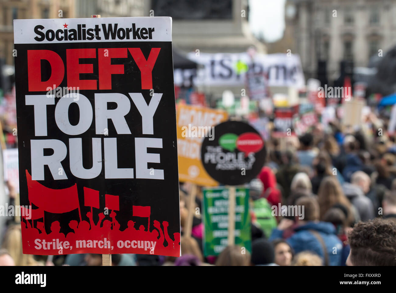 Un rapport n'a qu'un seul cent cinquante mille personnes qui défendent à Londres pour l'anti-austérité, anti-gouvernement de mars. Banque D'Images
