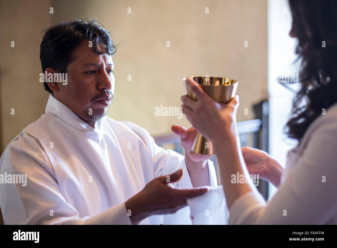 Detroit, Michigan - Communion lors de la messe du dimanche à l'église catholique Très Saint Rédempteur. Banque D'Images