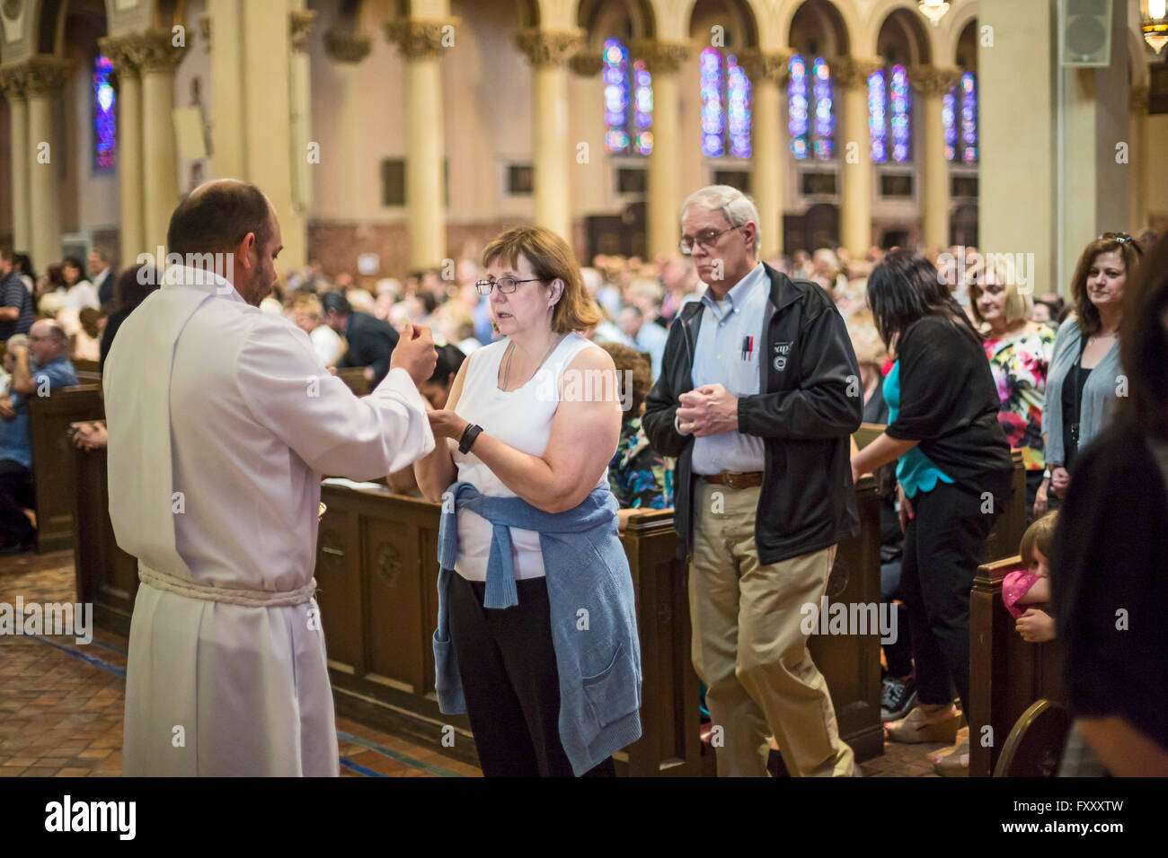 Detroit, Michigan - Communion lors de la messe du dimanche à l'église catholique Très Saint Rédempteur. Banque D'Images