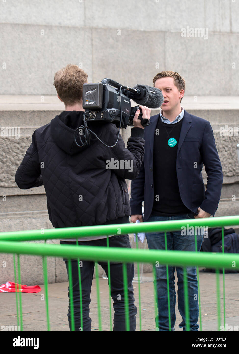Owen Jones, l'un des orateurs de la manifestation anti-austérité est interviewé par les médias. Banque D'Images