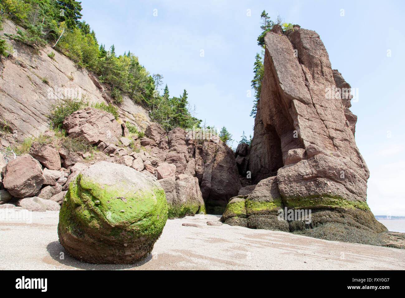 Des formes inhabituelles de rochers de Hopewell Rocks National Park, qui n'a plus grande marées dans le monde (Nouveau-Brunswick, Canada). Banque D'Images