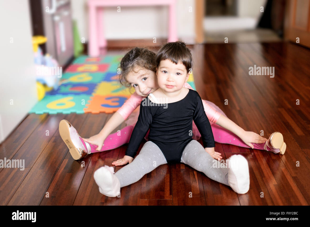 Portrait de deux mignonnes petites ballerine à travailler en studio Banque D'Images
