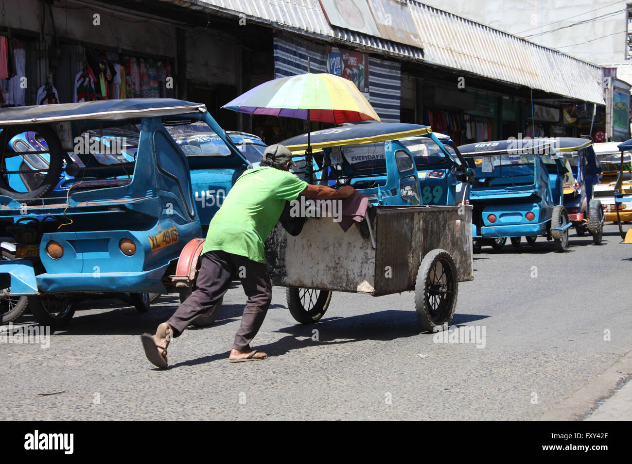 Panier en acier homme pousse l'ASIE Philippines Puerto Princesa 23 Avril 2015 Banque D'Images