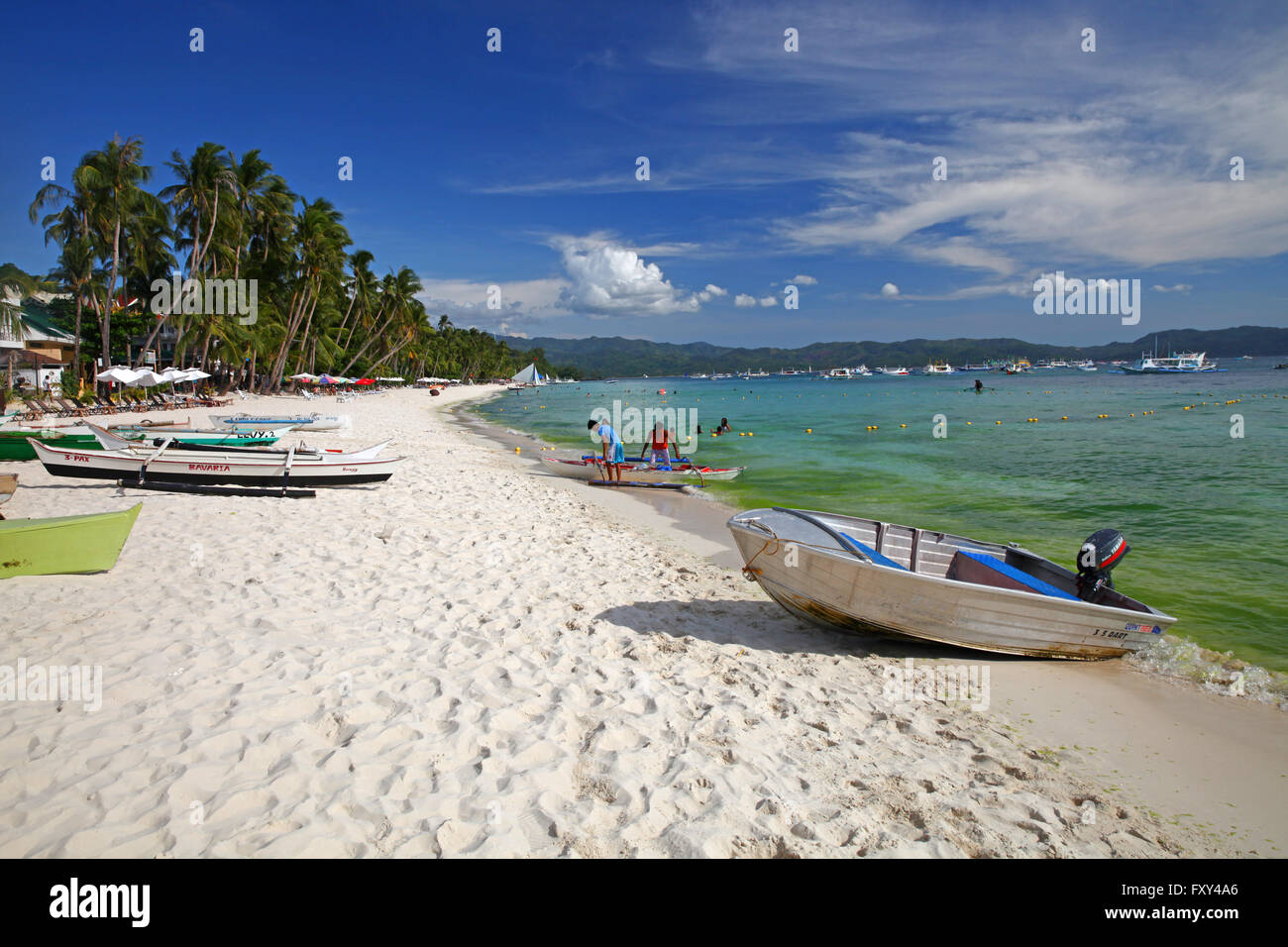Petit Bateau et canoë sur WHITE BEACH BORACAY PHILIPPINES 28 Avril 2015 Banque D'Images