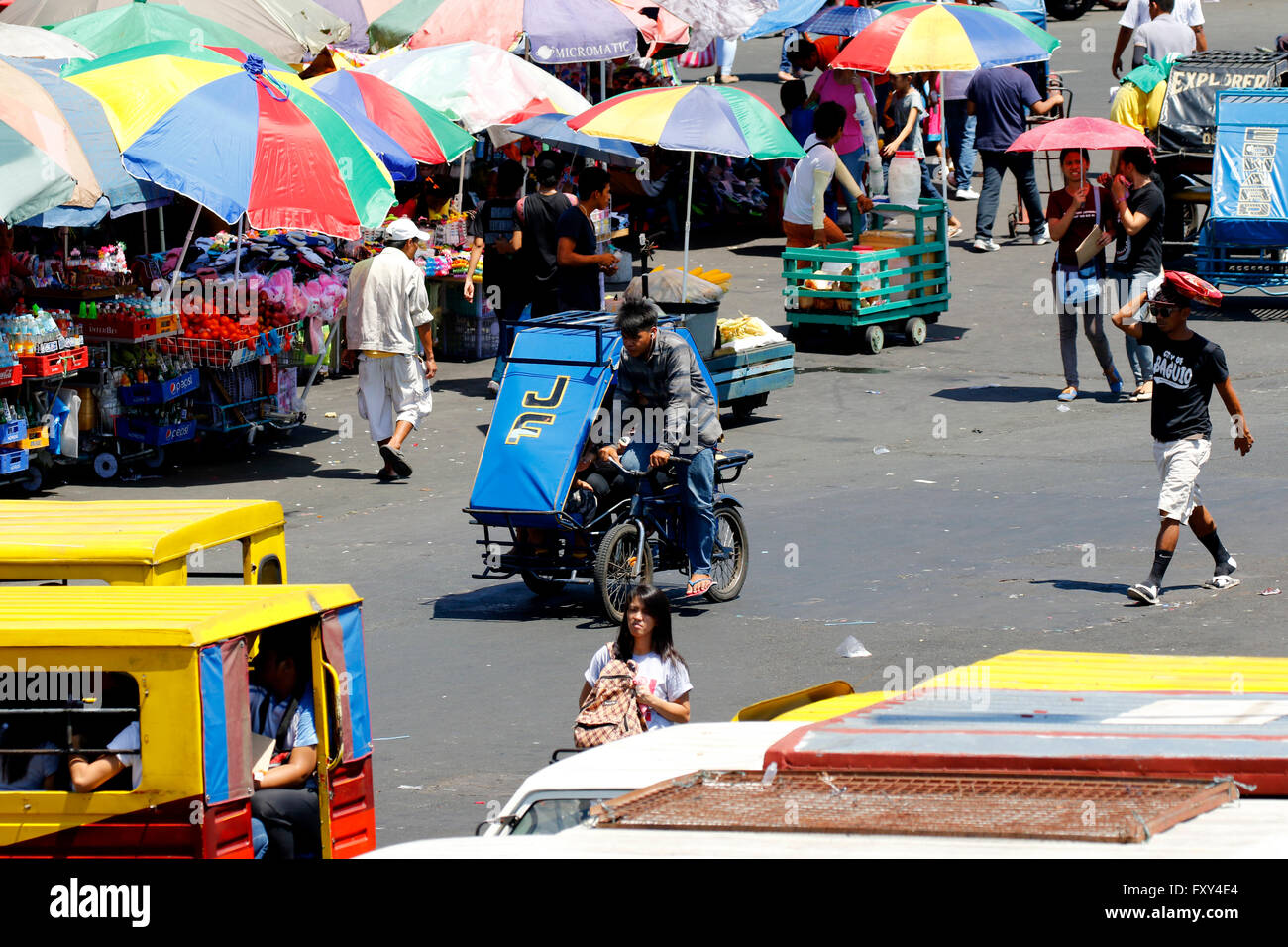 TRIKES PÉDALE & PIÉTONS BACLARAN Manille PHILIPPINES 05 Mai 2015 Banque D'Images