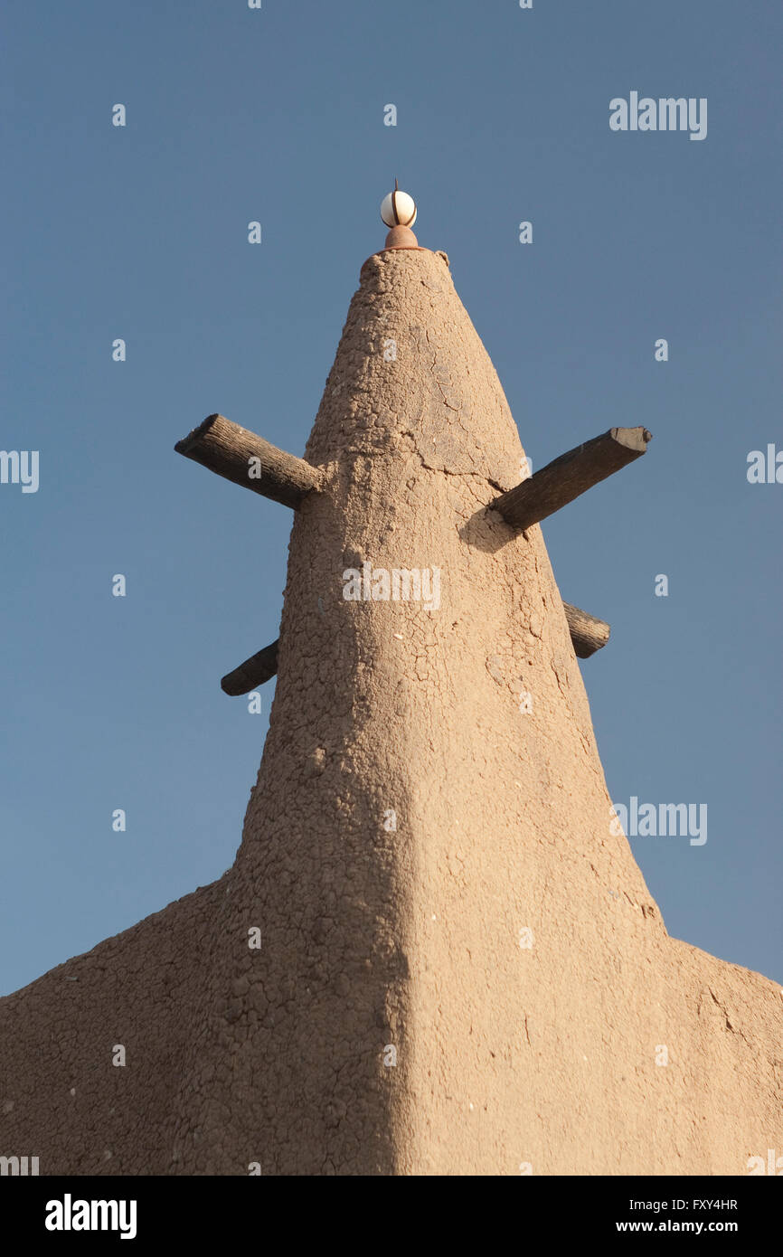 Un œuf d'autruche utilisé comme décoration sur la Grande Mosquée de Djenné, Mali (Afrique), un bâtiment d'architecture soudanaise adobe Banque D'Images