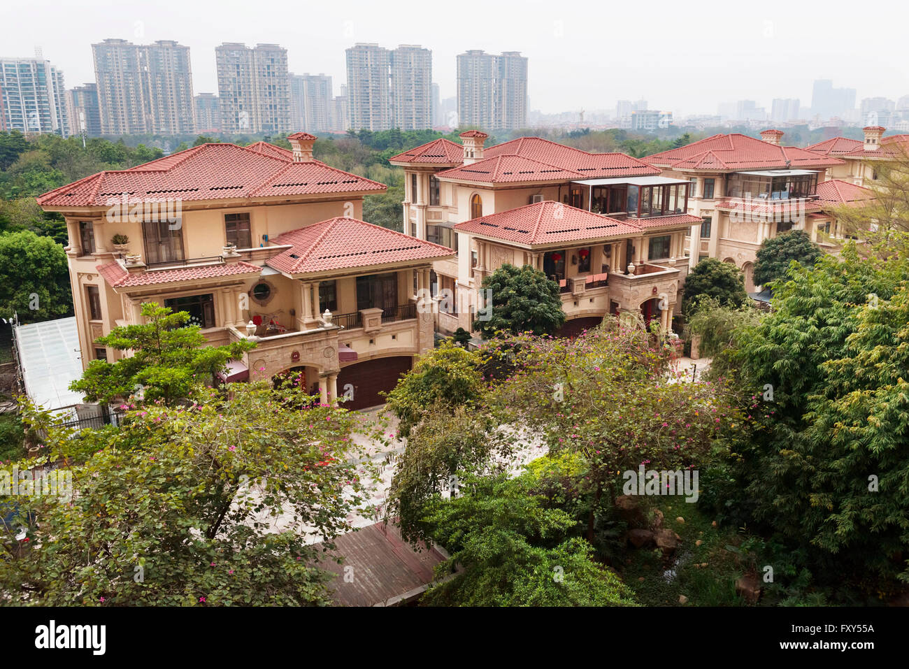 Maisons dans un quartier résidentiel de luxe dans la région de Hu Jing Lu, Chancheng Qu, Huanhu Garden city, Guangdong, Chine. 2016 Banque D'Images