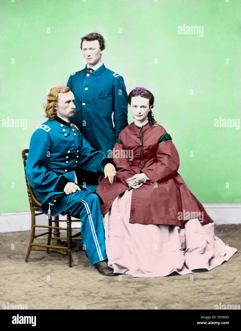 George Armstrong Custer, en uniforme, assis avec sa femme, Elizabeth Bacon Custer "Libbie", et son frère, Thomas W. Custer, comité permanent. Photographié le 3 janvier 1865. Par couleur Bibliothèque Photo Niday Banque D'Images