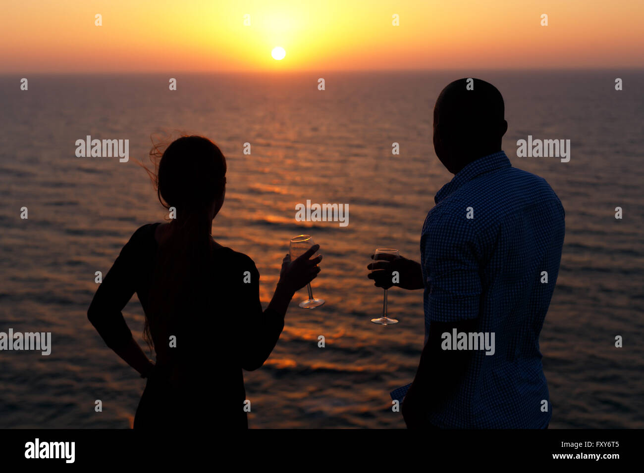 Silhouette Dheureux Couple Debout Près De La Mer Et Prendre
