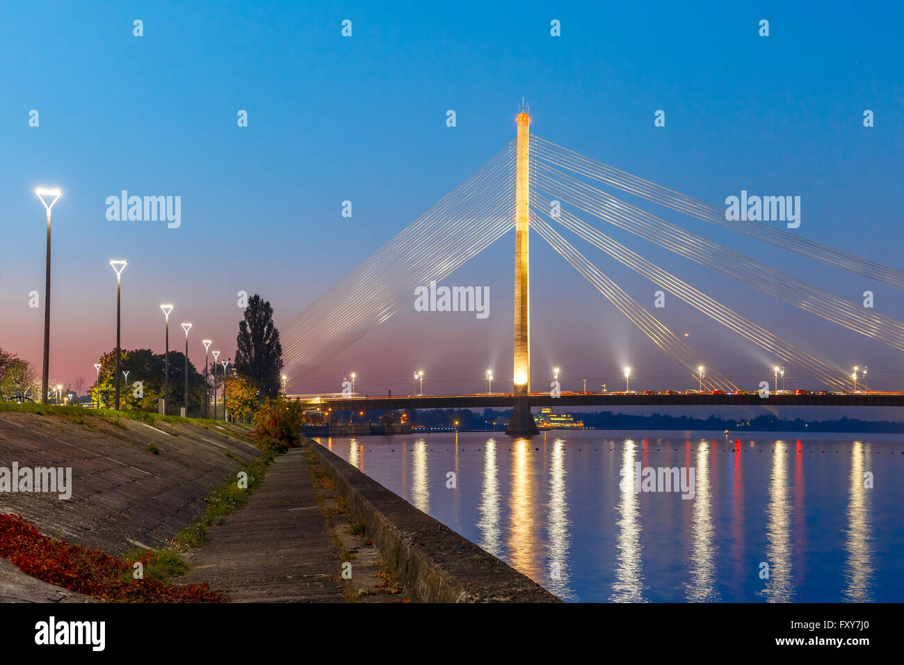 Pont à haubans et Daugava, Riga, Lettonie Banque D'Images