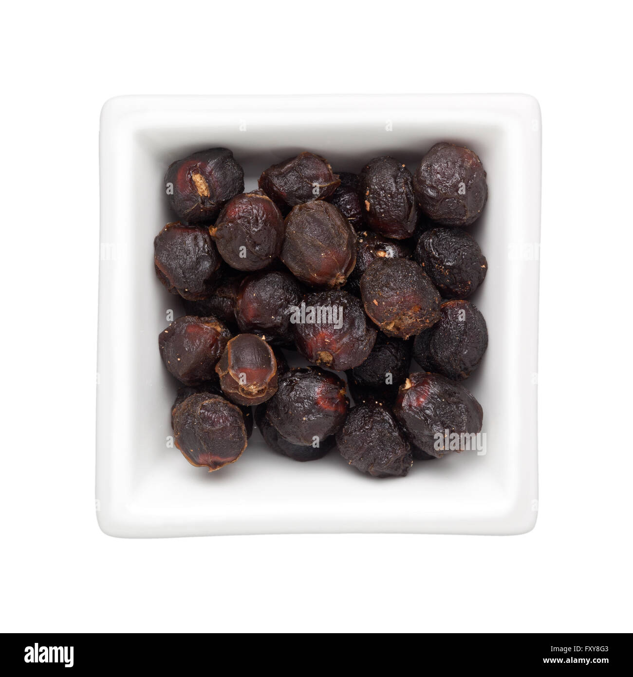 La médecine traditionnelle chinoise - longan Séché des fruits dans un bol carré isolé sur fond blanc Banque D'Images