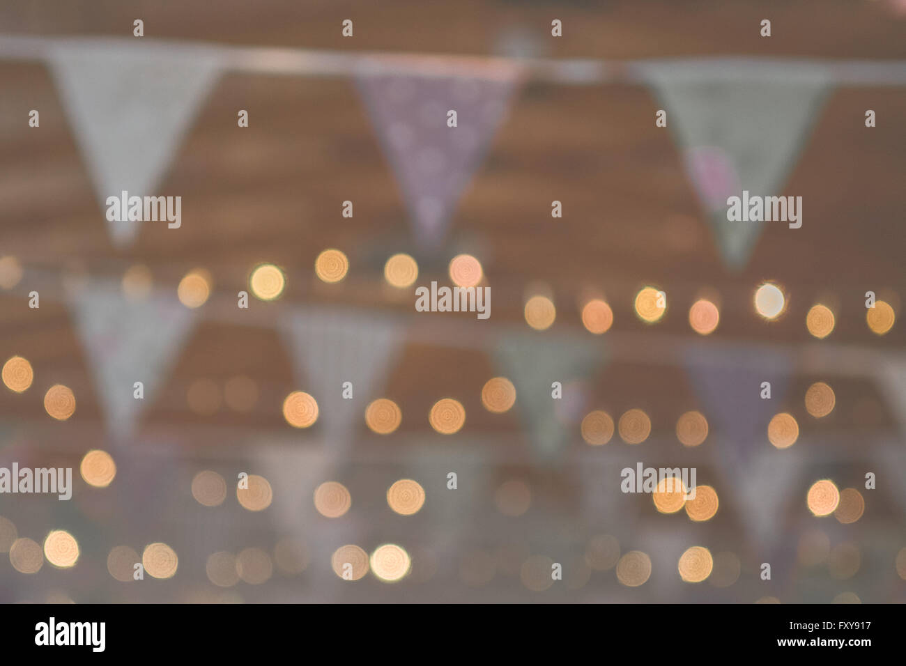 Fairy lights et banderoles à l'arrière-plan flou pour mariage ou événement Banque D'Images