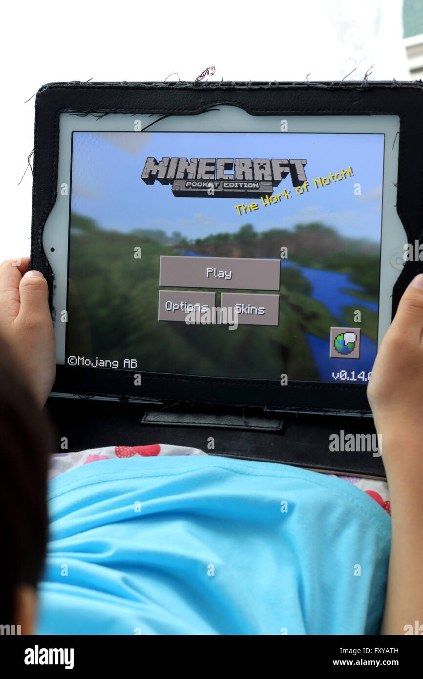 Jeune enfant jouant à Minecraft jeux sur l'iPad Banque D'Images