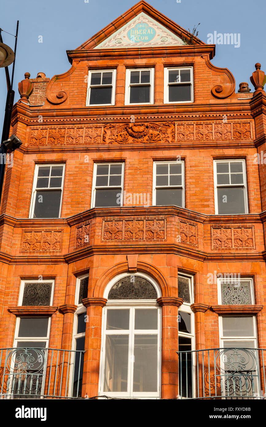 Le club libéral. Construit en 1892 présente une belle façade en brique rouge et ocre Les principaux gable est un fronton en pierre rouge chanfreinée Banque D'Images