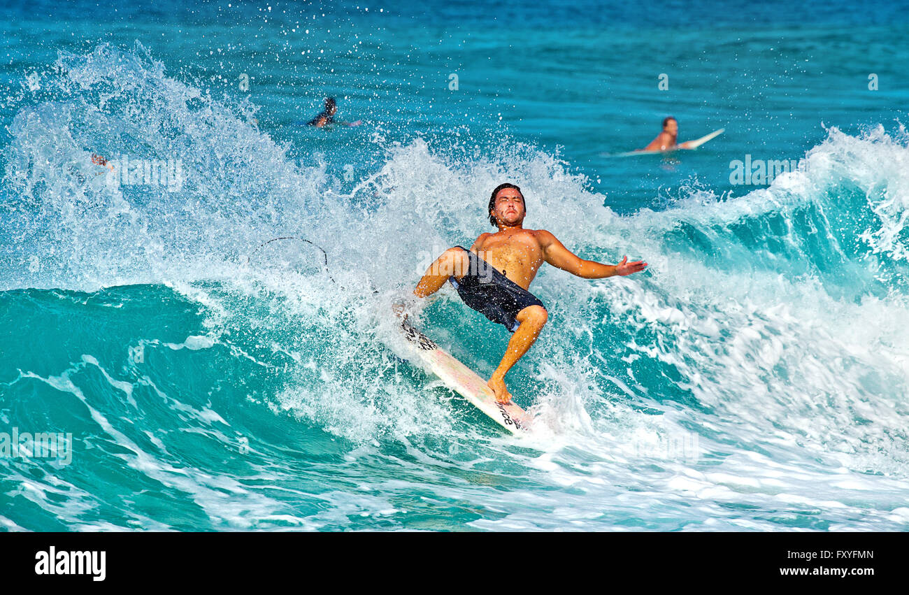Un surfeur perd son équilibre au pipeline notoirement difficile de surf à Hawaii. Banque D'Images