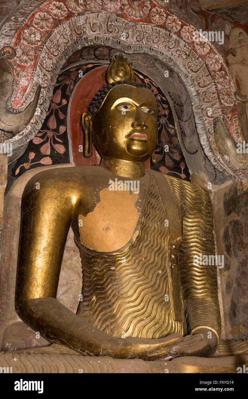 Sri Lanka, Kandy, Gadladeniya Pilimathalawa, Temple, ancienne golden Buddha figure dans Dhyana mudra méditation poser Banque D'Images