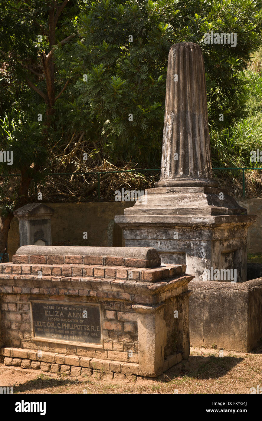 Sri Lanka, Kandy, cimetière historique de garnison, l'obélisque tombe de Sir John administrateur d'Oilly Banque D'Images