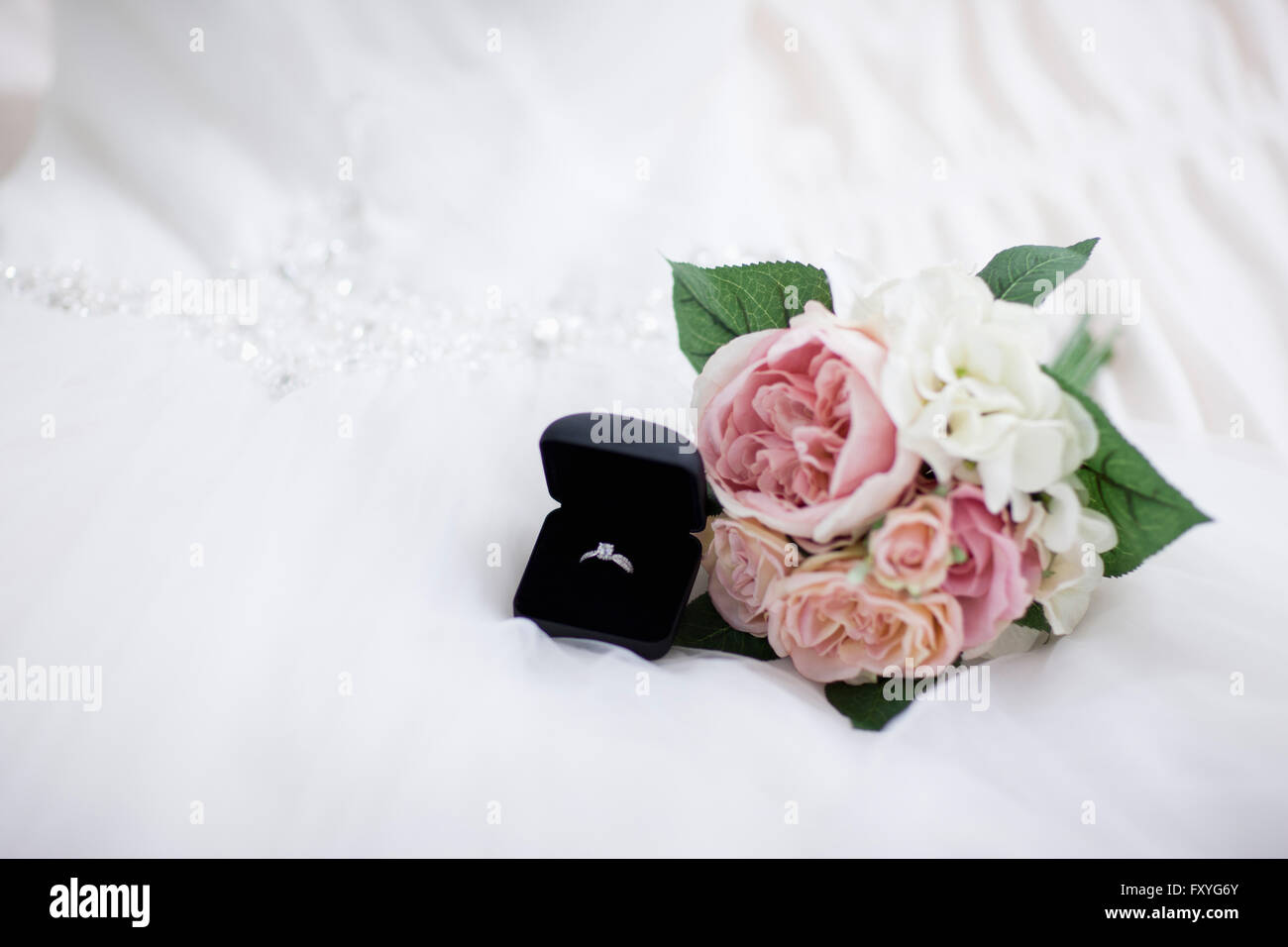 Bouquet de mariage et bague diamant Banque D'Images