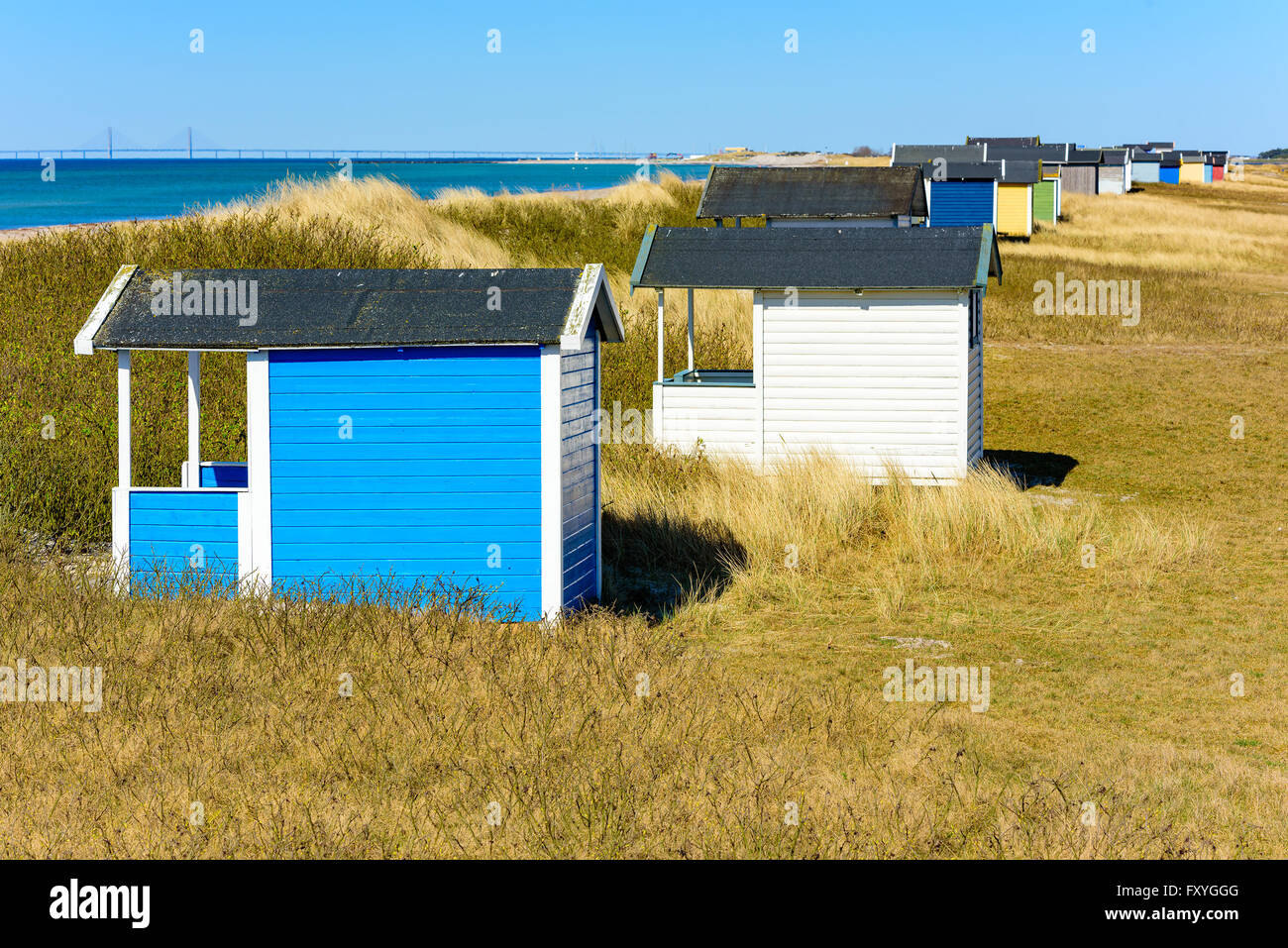 La Suède, Falsterbo - Avril 11, 2016 : Cabane de plage ou baignade le long du rivage sablonneux de la cabine. De l'herbe sèche et de sable entourent ces smal Banque D'Images