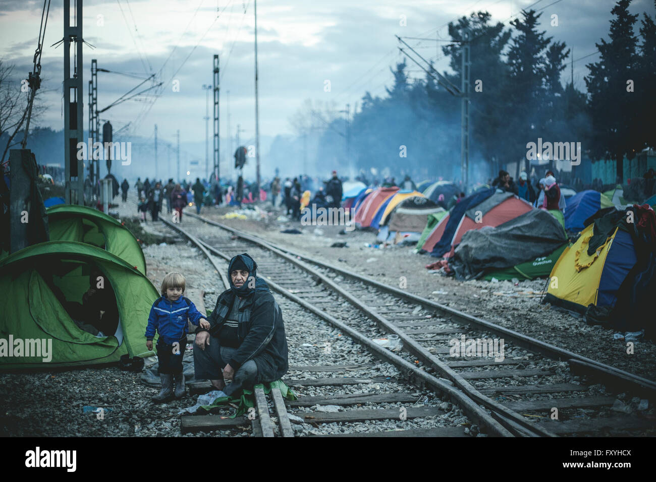 Camp avec les réfugiés sur la voie ferrée, camp de réfugiés en Idomeni, frontière avec la Macédoine, Grèce Banque D'Images