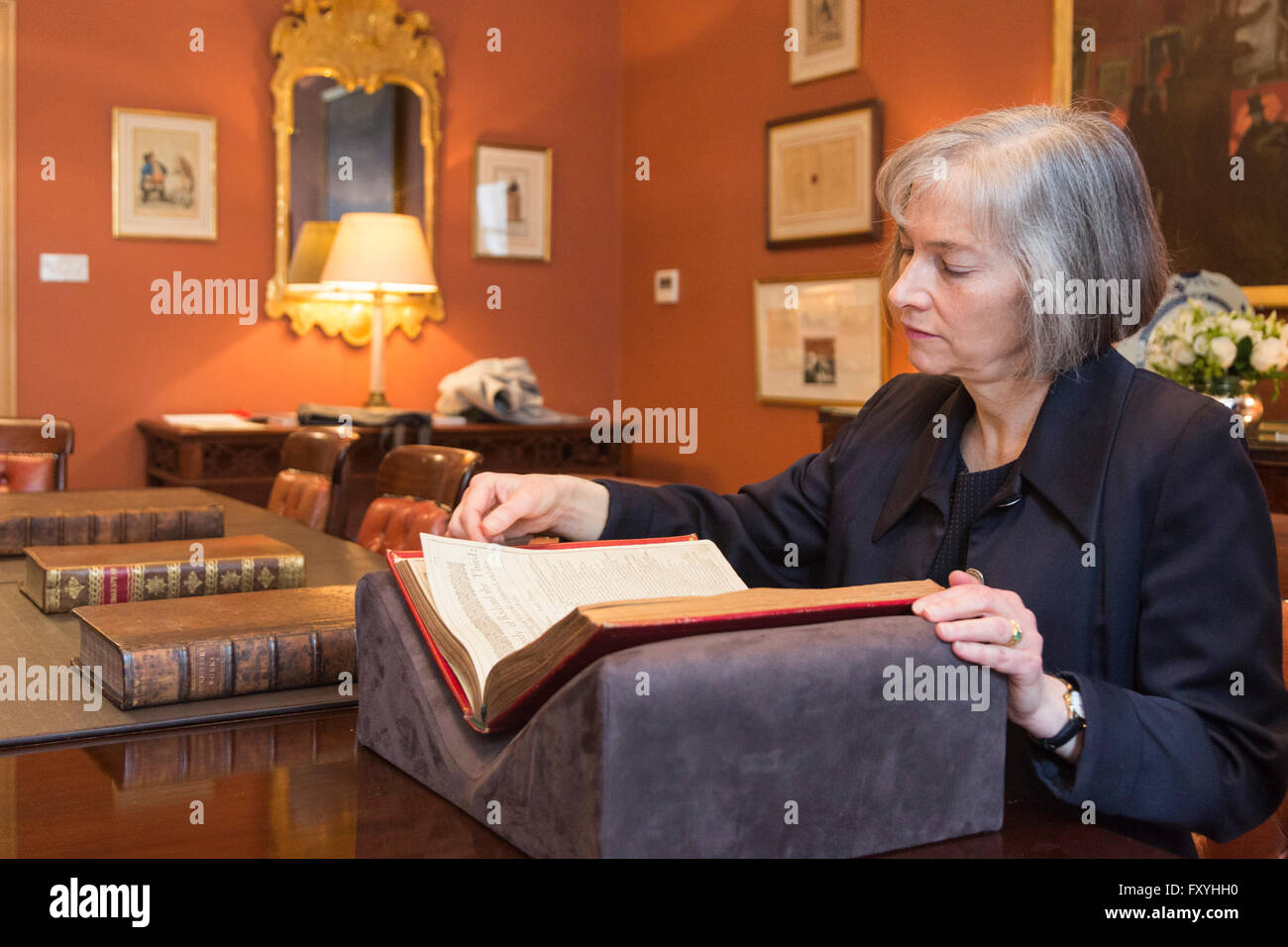 Londres, Royaume-Uni. 19 avril 2016. Sur la photo : Margaret Ford, Chef de l'International Livres & manuscrits à Christie's, regarde le premier folio contenant 36 pièces de théâtre, est. 800,000-1 GBP 1,2 millions. Christie's commémore 400 ans depuis la mort de William Shakespeare (1564-1616) avec un point de vente les quatre premières éditions de ses oeuvres. Les Folios seront offerts dans une vente aux enchères de quatre-lot célébration de l'anniversaire de Shakespeare à Londres le mercredi 25 mai 2016. Banque D'Images