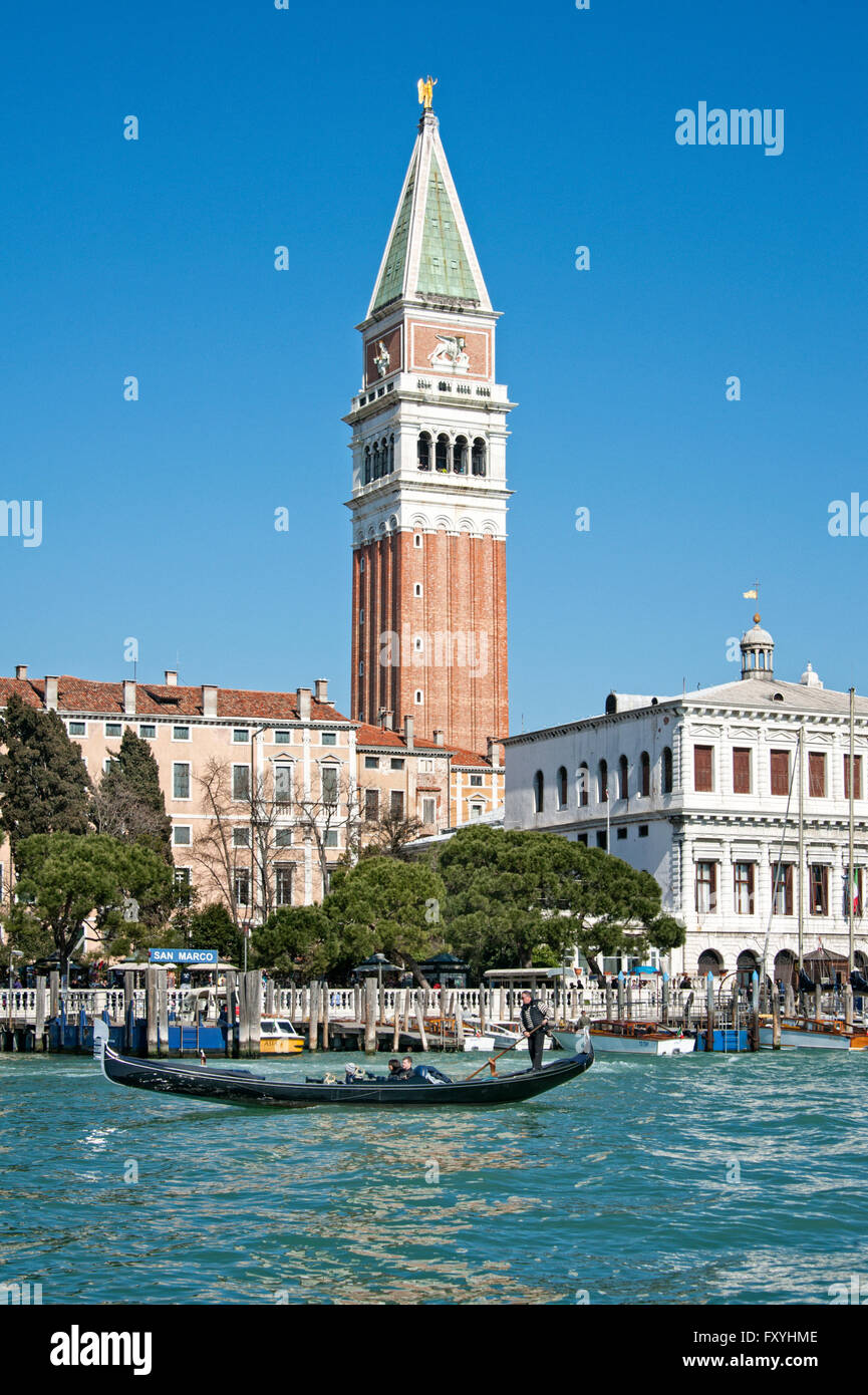 Gondole sur le Grand Canal avec Campanile di San Marco, Venise, Italie Banque D'Images