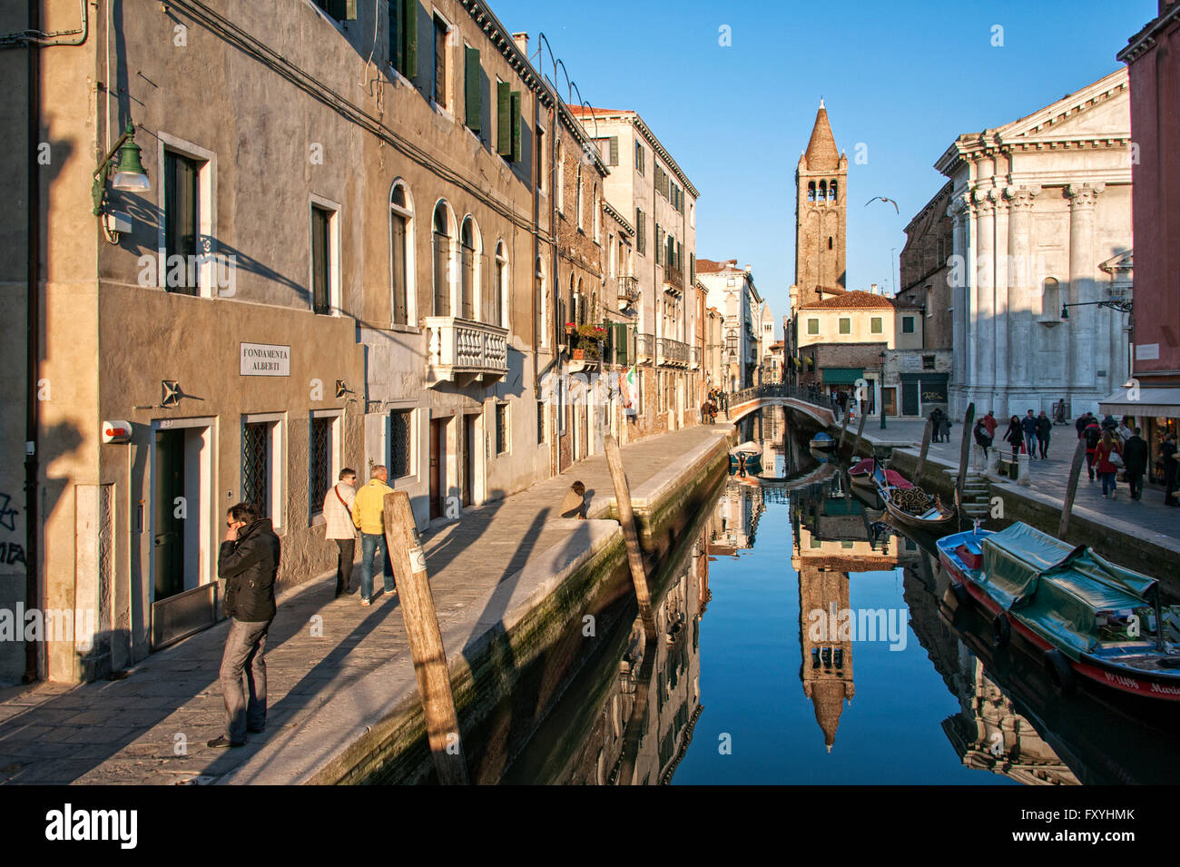 Rio de San Barnaba canal avec des réflexions dans la soirée la lumière, Venise, Italie Banque D'Images