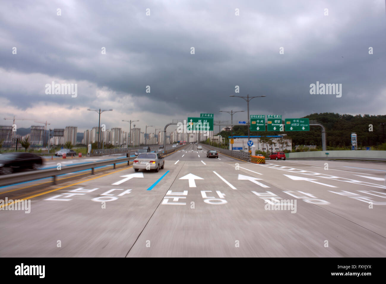 Décor d'autoroute en Corée sous temps nuageux Banque D'Images