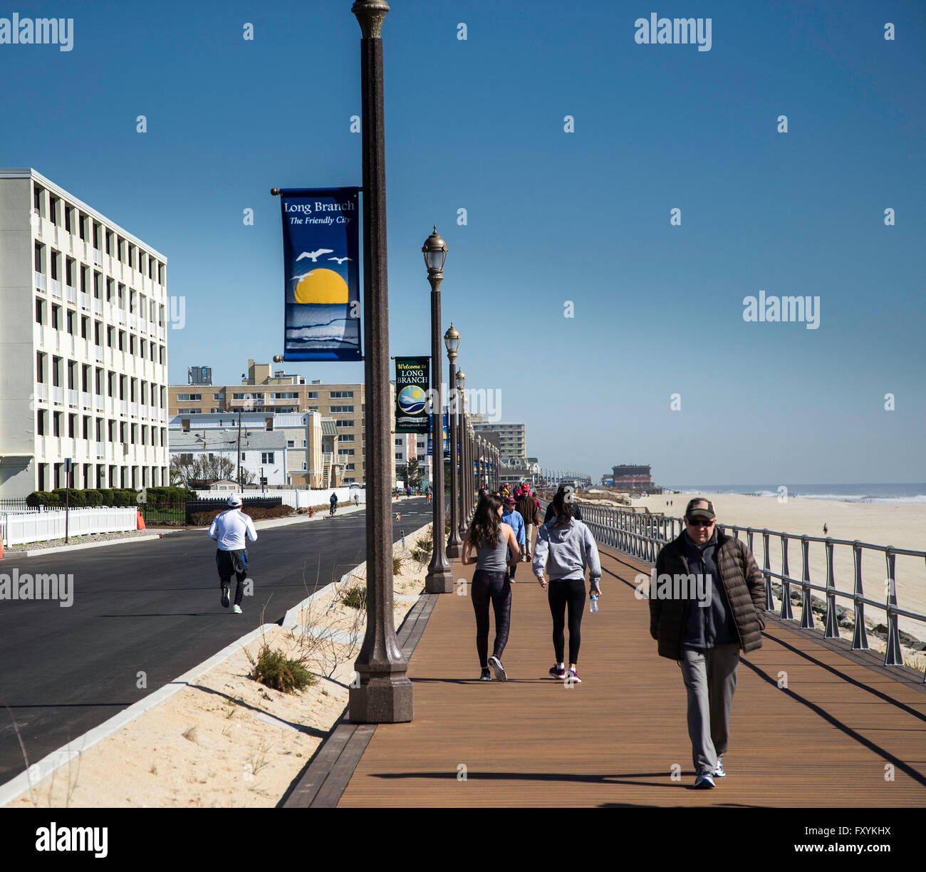 Les gens qui marchent sur la promenade à Long Branch, New Jersey Banque D'Images