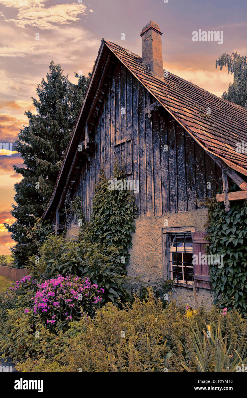 Chambre autrichienne pittoresque avec jardin d'été et le lever du soleil Ciel. Banque D'Images