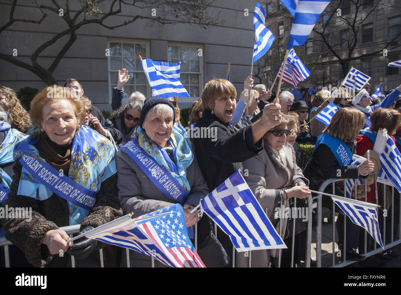 La Journée de l'indépendance de la Parade, New York City. Les femmes grecques's Benevolent Society sort pour le défilé sur 5th Avenue NYC Banque D'Images