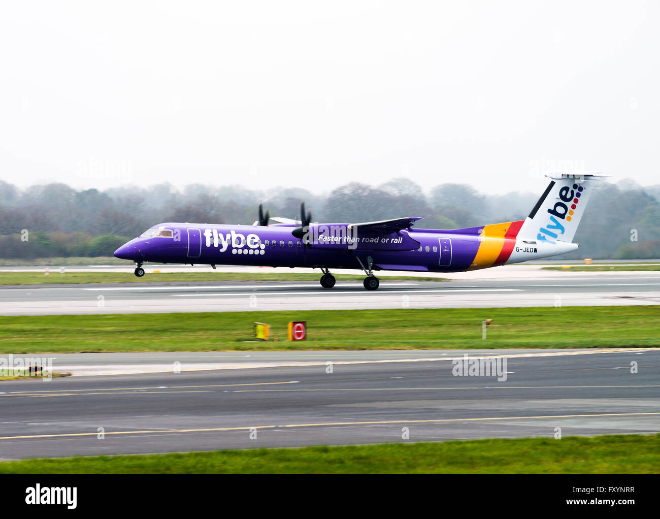 La compagnie aérienne Flybe Bombardier Dash Q 8-402G-JEDW avion à l'atterrissage à l'Aéroport International de Manchester en Angleterre Royaume-Uni UK Banque D'Images