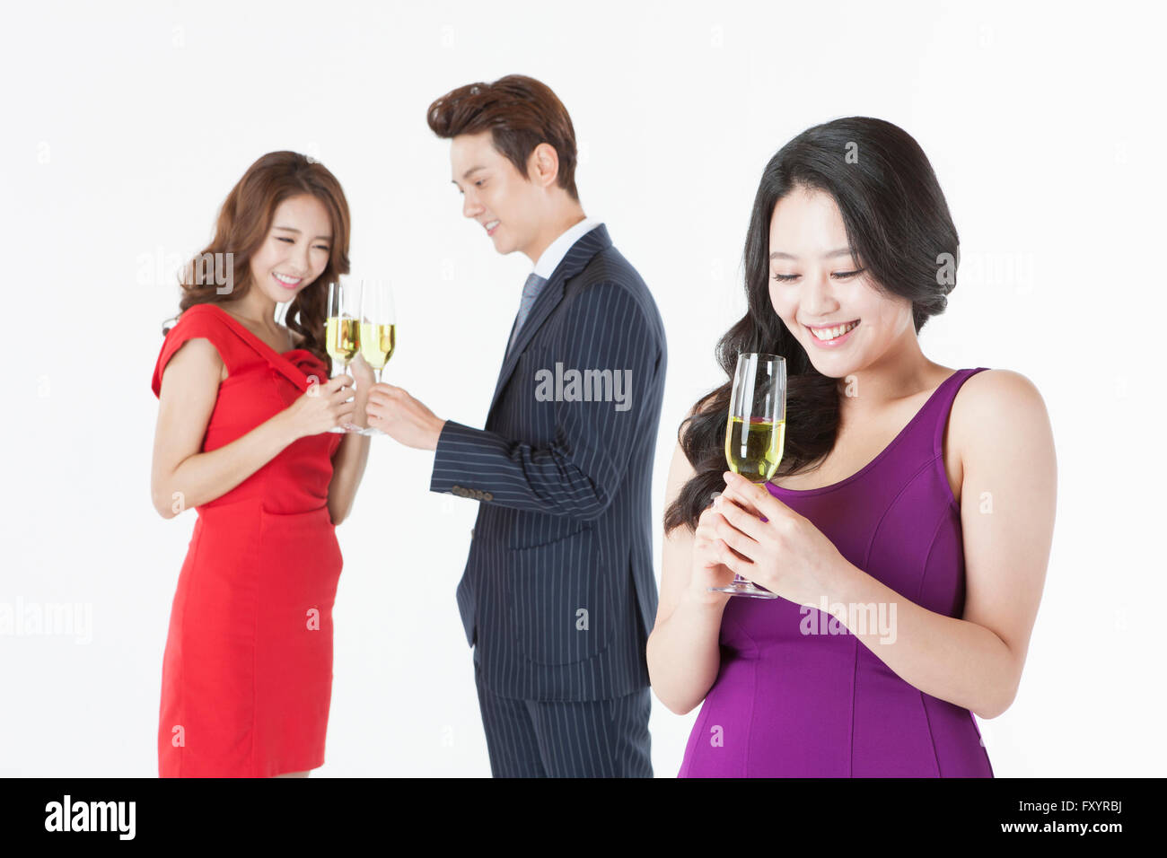 Portrait de trois jeunes gens souriants avec verres de champagne Banque D'Images
