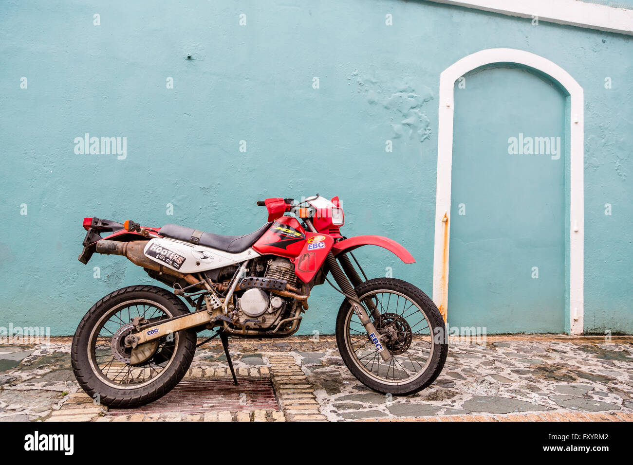 Un vieux vélo de saleté de Honda dans la rue pavée Banque D'Images