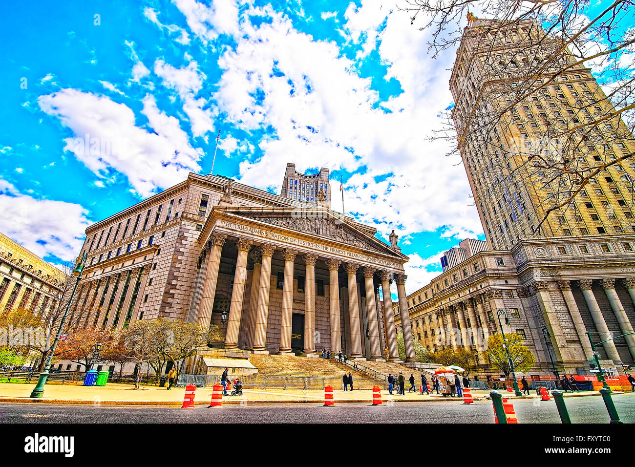 Street view sur Thurgood Marshall United States Courthhouse et bâtiment suprême de l'Etat de New York, ou de nouveaux palais de justice du comté de York, dans le Lower Manhattan, New York, USA. Les touristes à proximité. Banque D'Images