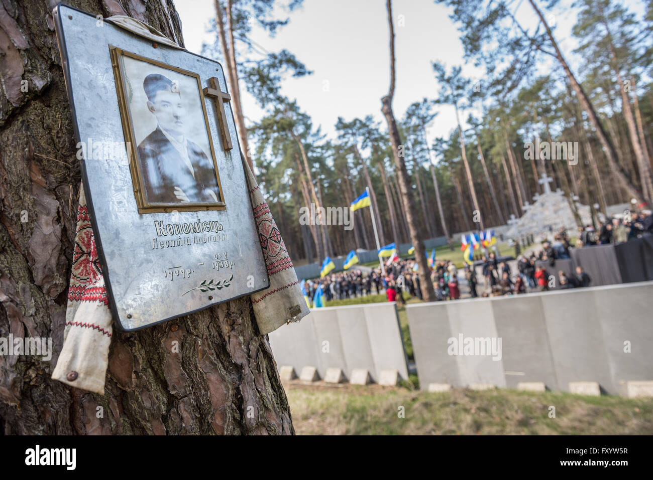 75e anniversaire du massacre de Katyn au lieu historique national des sépultures de Bykivnia Memorial près de Kiev, Ukraine Banque D'Images