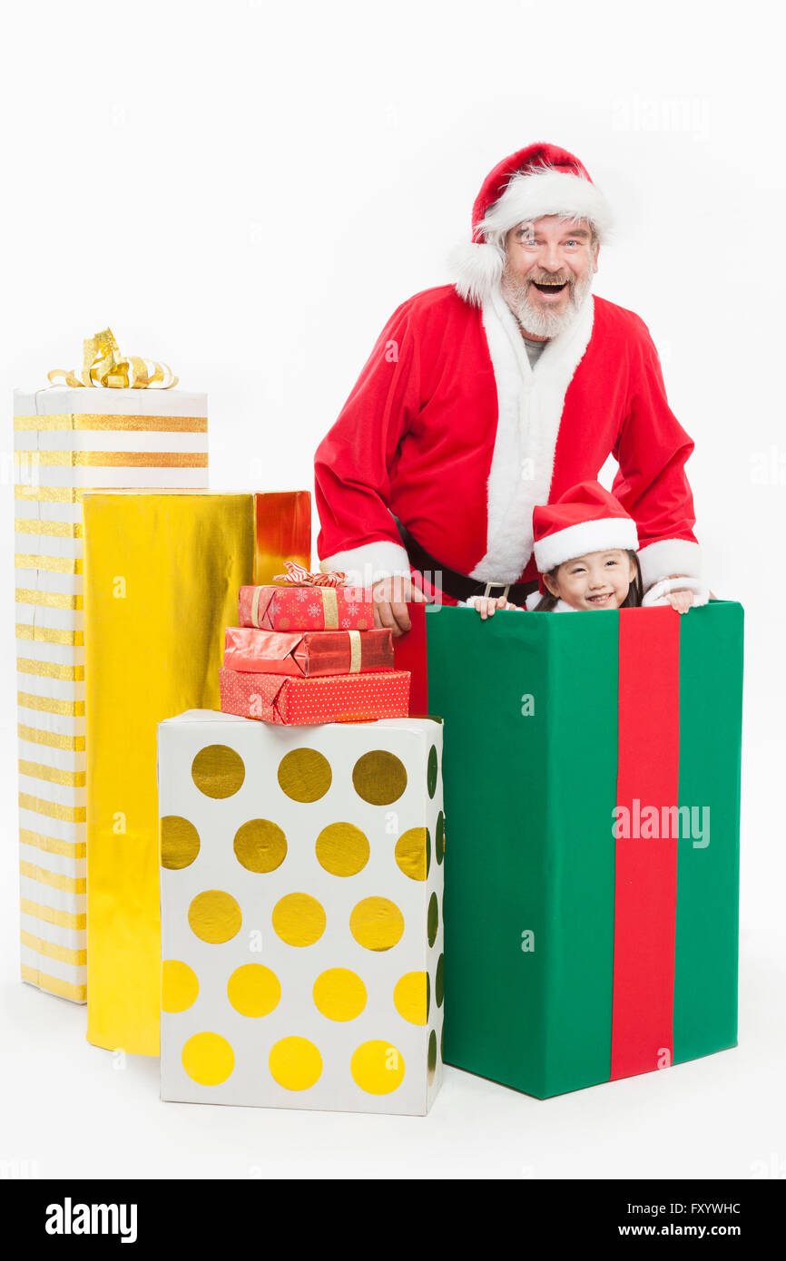 Portrait of smiling Santa et à présent à regarder les boîtes/ Banque D'Images