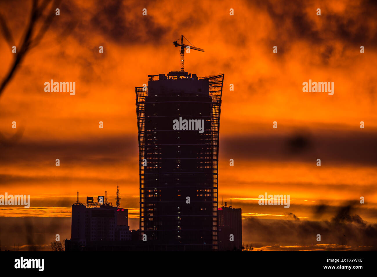 Le lever du soleil dans la ville de Varsovie en Pologne. Voir avec la  construction du gratte-ciel de Varsovie Spire Photo Stock - Alamy