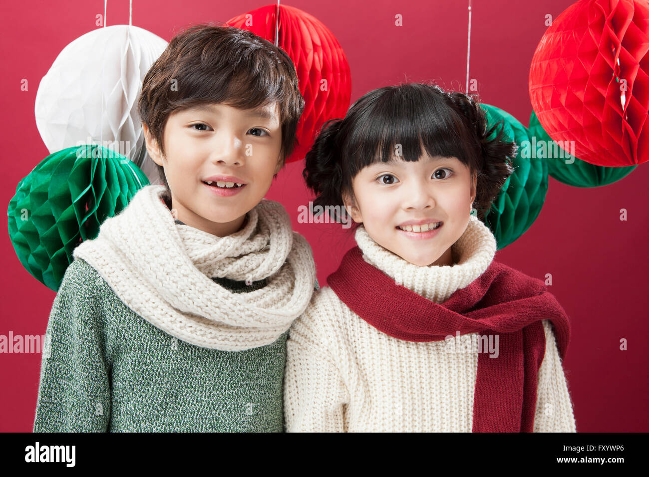 Portrait of smiling boy and girl fixant à l'avant avec des décorations de Noël Banque D'Images