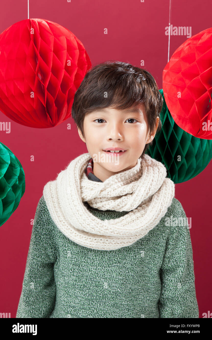 Portrait of smiling boy wearing silencieux fixant à l'avant avec des décorations de Noël Banque D'Images