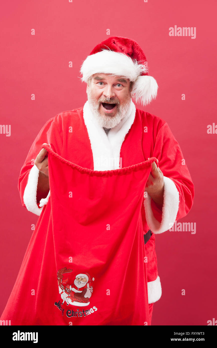 Portrait de surpris Santa avec un sac à regarder/ Banque D'Images