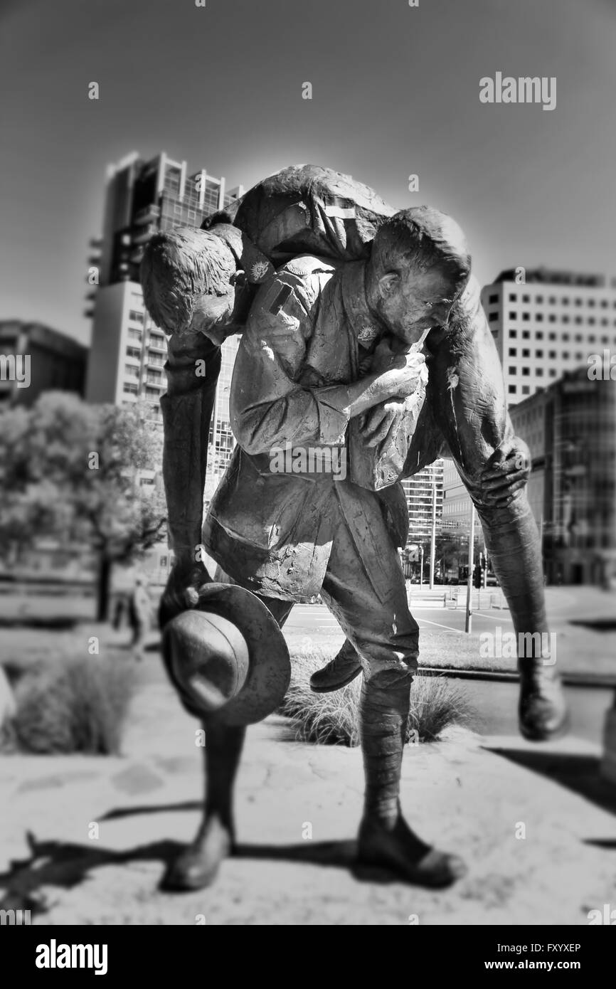 Une image en noir et blanc de la Sculpture « Gobeuses » mémorial pour les soldats australiens Banque D'Images