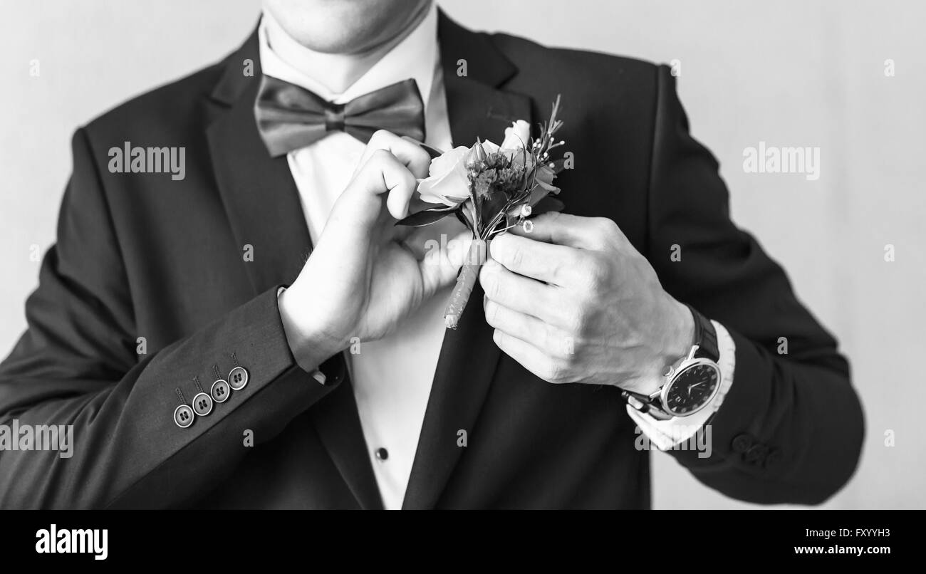 Boutonnière de mariage merveilleux sur un costume du marié close-up Banque D'Images