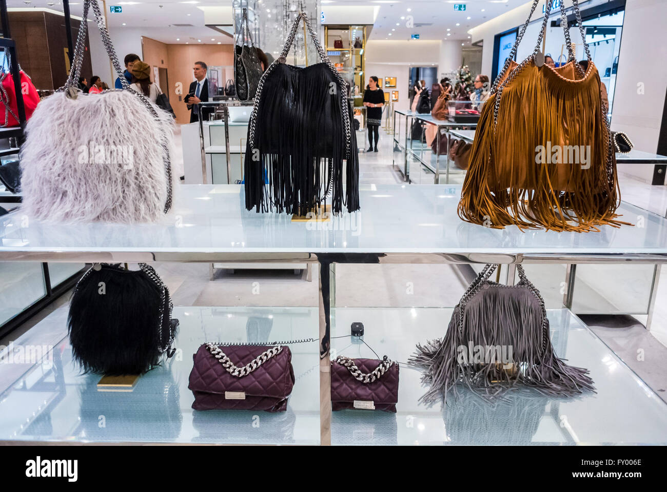 Paris, France, shopping, les sacs à main accessoires sur l'affichage à  l'intérieur du magasin de luxe, Stella McCartney, styliste de mode aux Galeries  Lafayette Photo Stock - Alamy