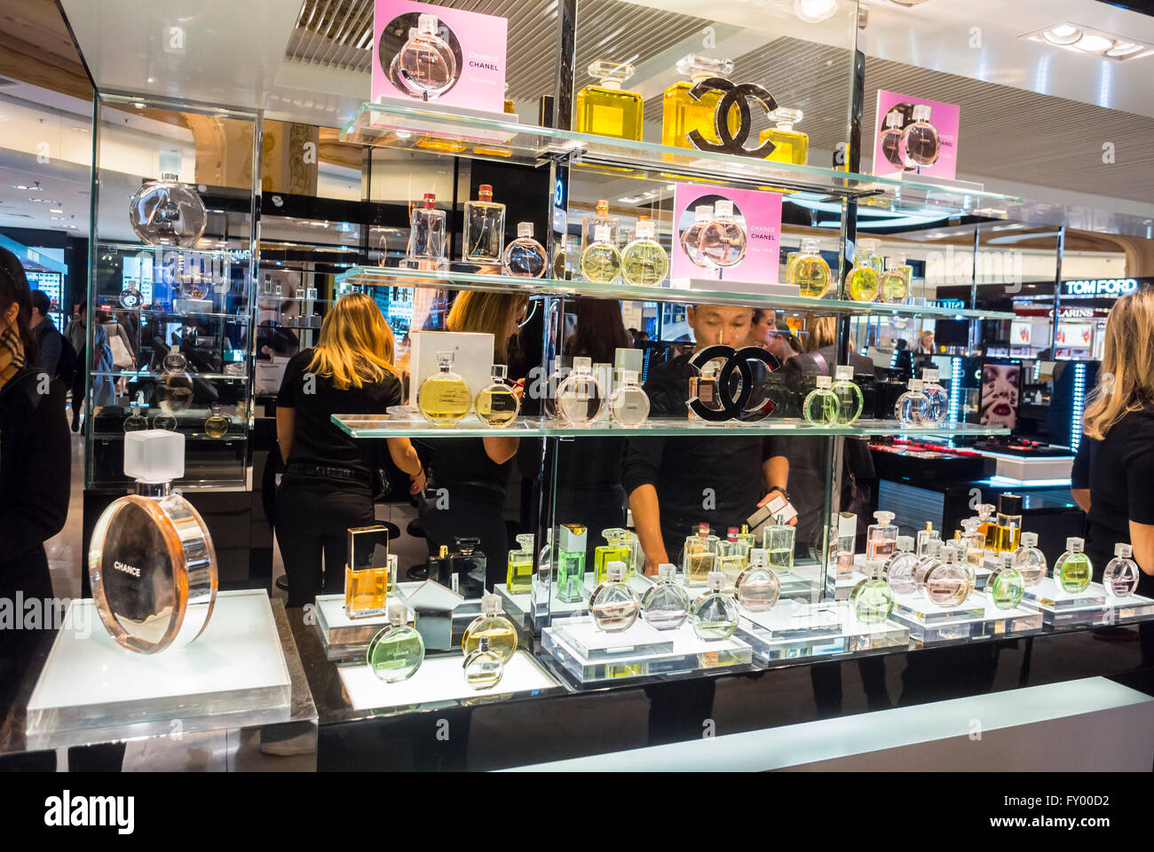 Paris, Shopping à l'intérieur des magasins de luxe dans le grand magasin Lafayette', étagères Chanel Perfumes, de parfum Photo Stock - Alamy