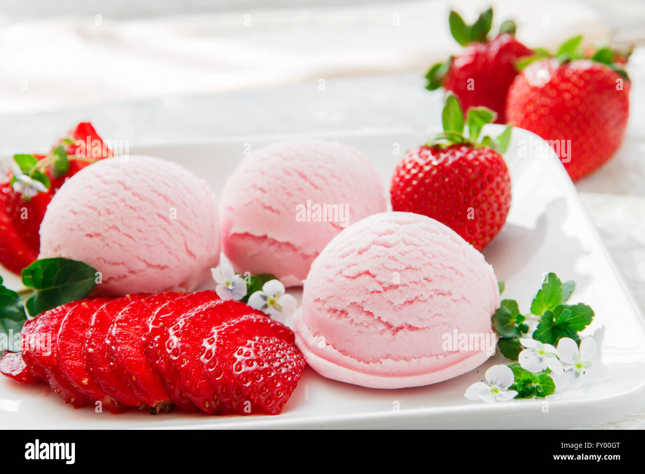 Boule de glace à la fraise avec des fraises fraîches Banque D'Images